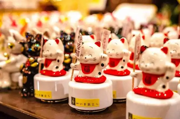 Maneki Neko, The Chinese lucky cat on display | charm and amulet