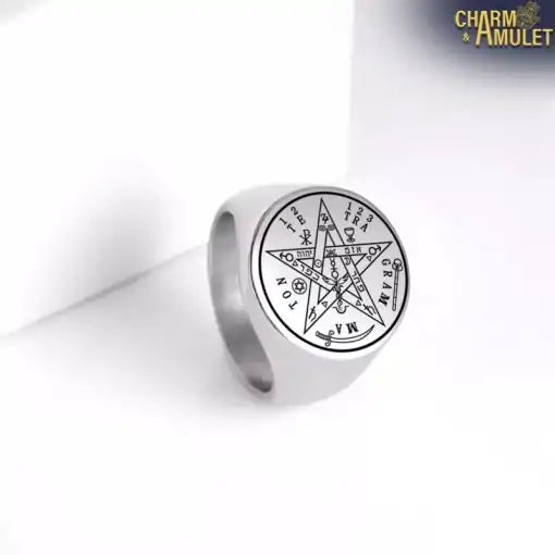 Bague-Tétragramme-sur la table Charme et amulette.