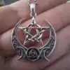 Collier Pendentif argent <br> Pentagramme wiccan triple lune 11 Collier-3-lunes-triple-lune-Dans-la-main-du-client-Bracelet-et-amulette.jpg