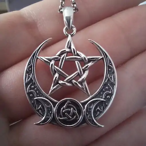 Collier Pendentif argent <br> Pentagramme wiccan triple lune 4 Collier-3-lunes-triple-lune-Dans-la-main-du-client-Bracelet-et-amulette.jpg